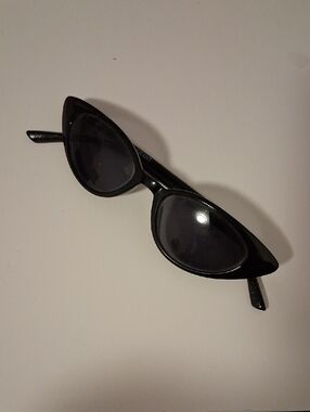 Foster Grant black cat-eye sunglasses